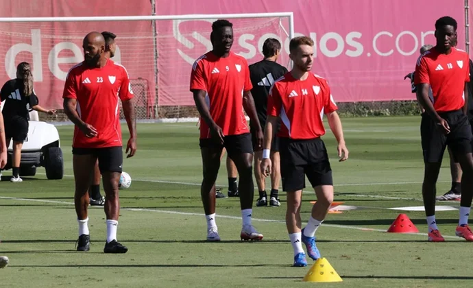 Vuelta al trabajo del Sevilla pendiente de Kike Salas y el alta de Joan Jordan