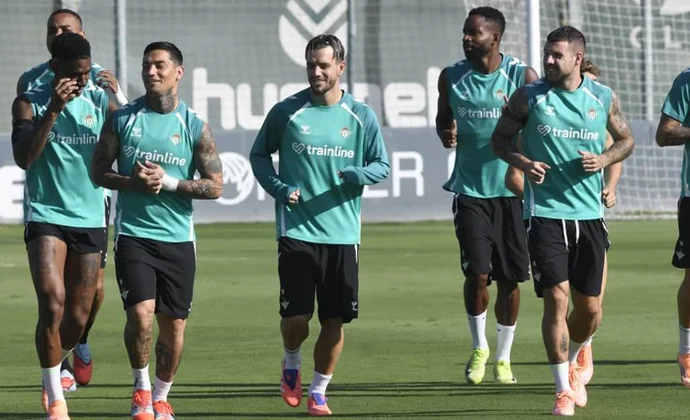 Ricardo Rodríguez vuelve al grupo tras la gestión de cargas de ayer