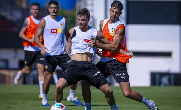 El Valencia retoma los entrenamientos sin Julen Agirrezabala