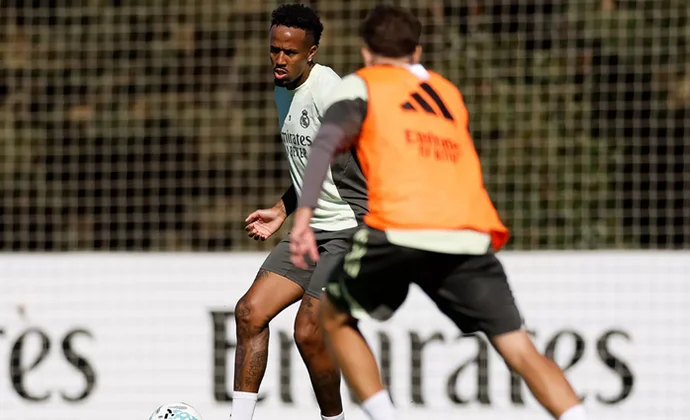 Militao vuelve al trabajo grupal tras superar sus molestias