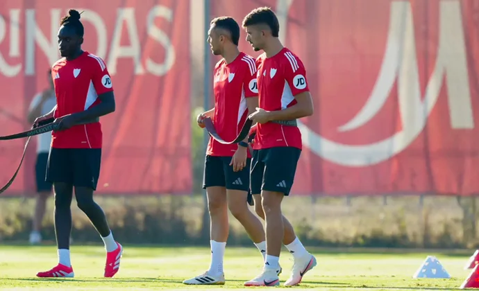 Kike Salas se incorpora al grupo en el entrenamiento del jueves