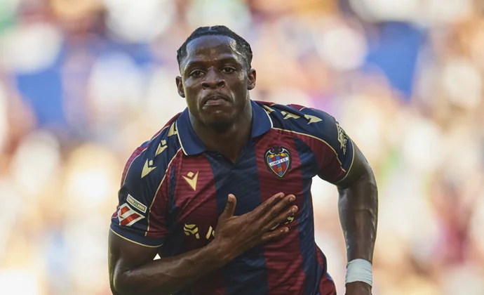 Camerún cita por primera vez a Etta Eyong y se lo llevará a la Copa África