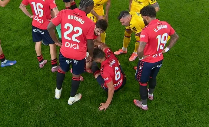 Lucas Torró termina tocado el primer tiempo y es sustituido en el descanso