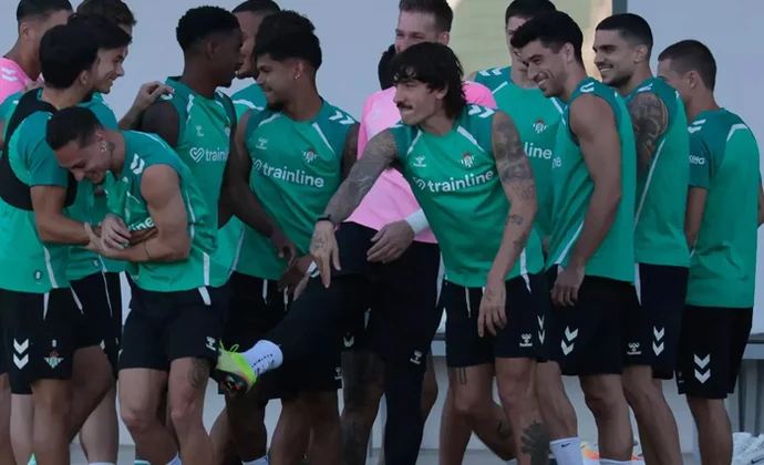 Bellerín se ejercita con aparente normalidad y Pellegirni tiene cinco bajas