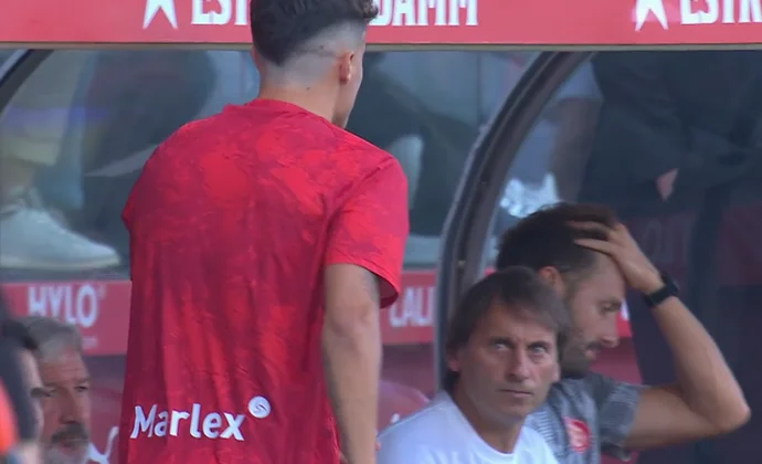 Francés es expulsado desde el banquillo tras lesionarse en el primer tiempo