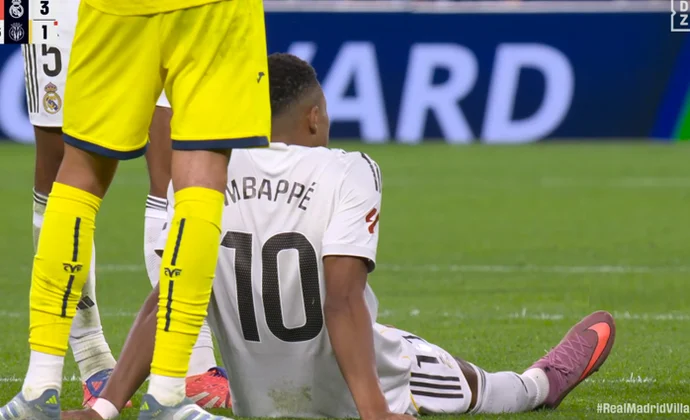 Mbappe se retira del partido por leves molestias en el tobillo