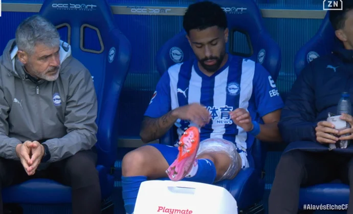 Calebe pide el cambio por molestias y entra Carlos Vicente