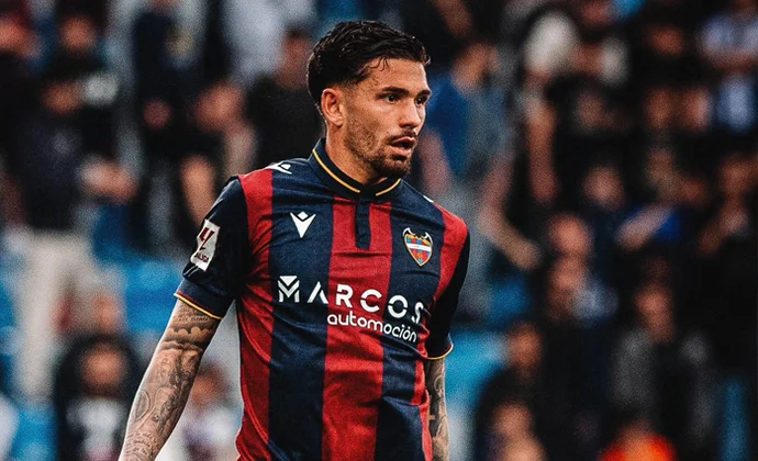 Adrián De la Fuente se afianza en la zaga y desplaza a Elgezabal