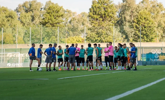 Deossa, Llorente y Bartra suman su segunda sesión con el grupo y Fornals gestiona las cargas