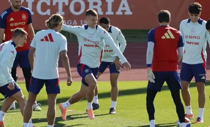 Dani Olmo se retira con molestias del entrenamiento de la Selección y se somete a pruebas