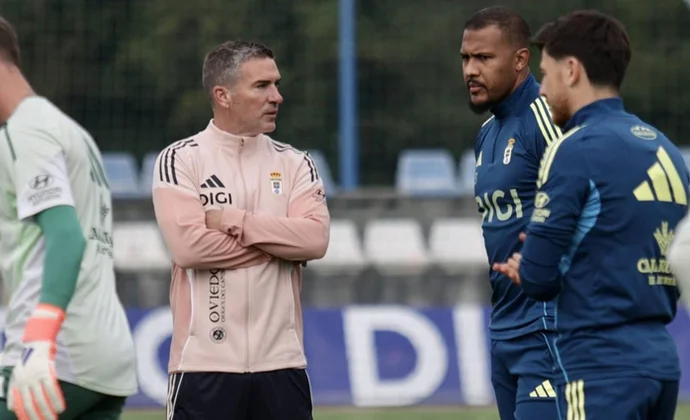 Luis Carrión toma las riendas del Real Oviedo con Nacho Vidal recuperado