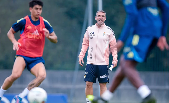 El Real Oviedo empieza la semana de trabajo con Nacho Vidal recuperado, pero con Cazorla al margen