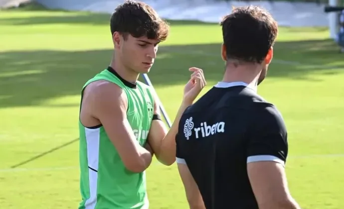 Rodrigo Mendoza regresa al Elche y se ejercita al margen junto con Diangana