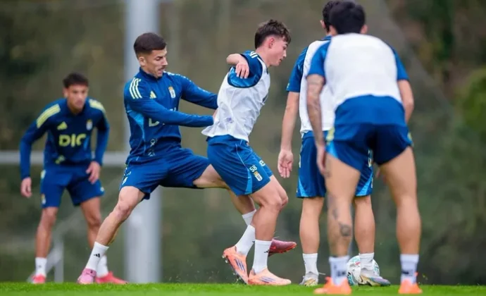 El Real Oviedo completa su segunda sesión de la semana sin Cazorla ni los internacionales