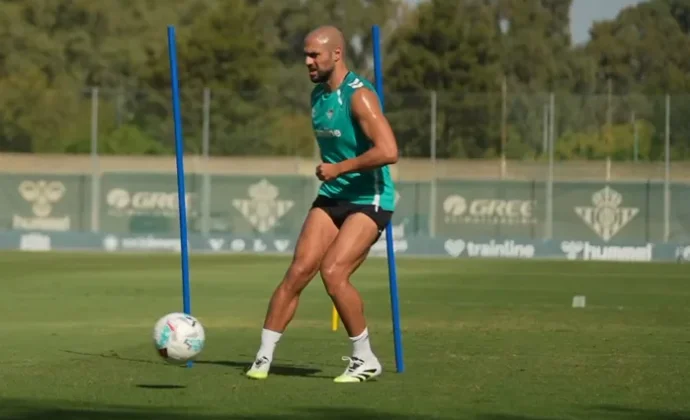 Amrabat trabajó hoy con balón y apura sus opciones para estar ante el Villarreal