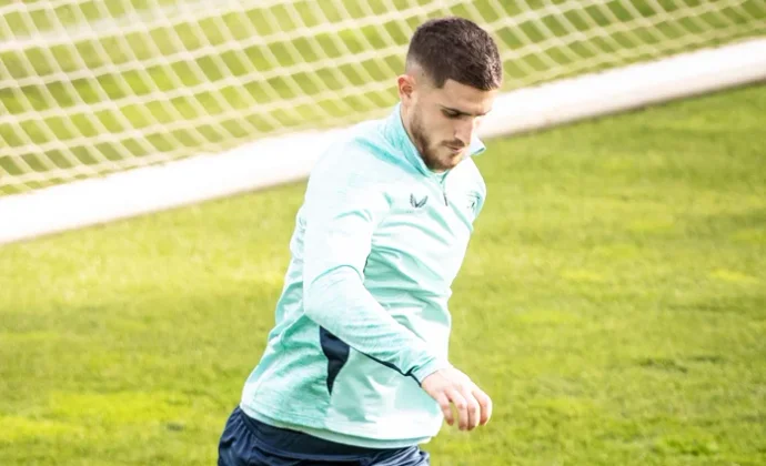 Paredes sigue al margen, mientras Nico, Berenguer, Sancet y Vesga repiten con el grupo