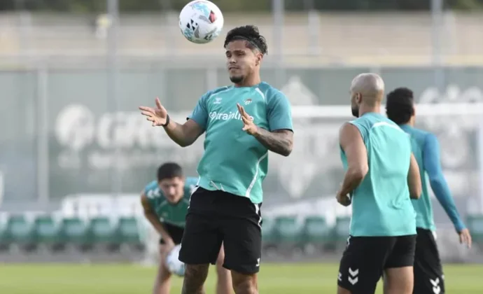 Pellegrini recupera a todos los internacionales menos a Bakambu, que regresa mañana