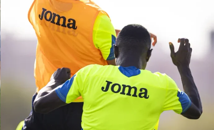 Djené repite con el grupo. Abqar y Neyou trabajan al margen