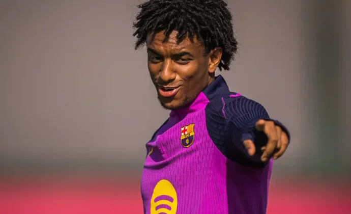 Flick prueba con Alejandro Balde de extremo izquierdo