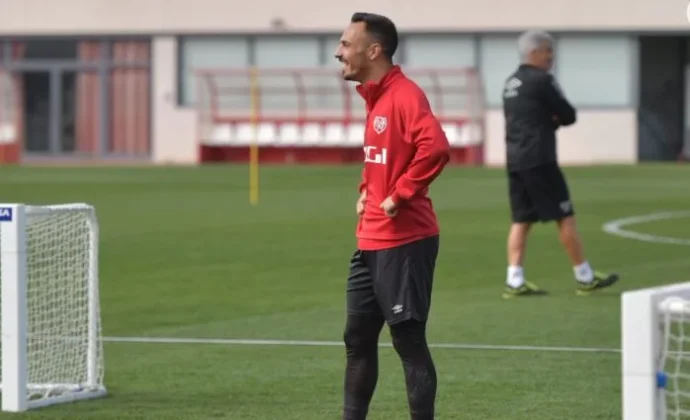 Álvaro García vuelve al grupo en la sesión previa al partido