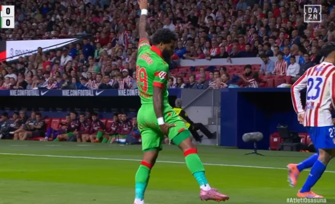 Valentin Rosier pide el cambio por una lesión en los isquiotibiales