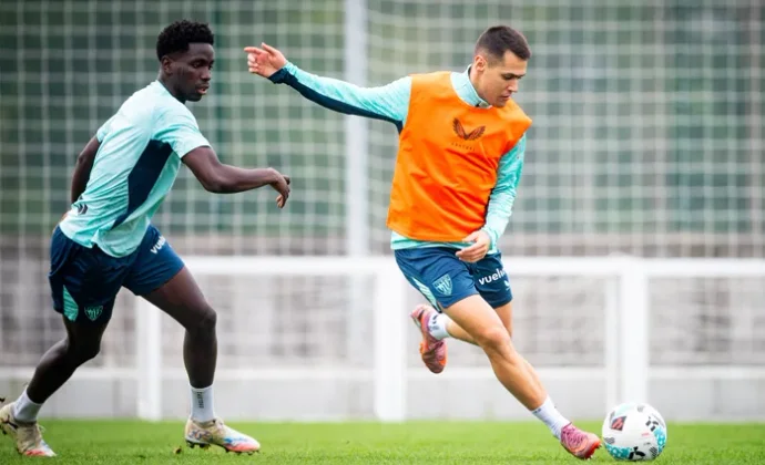 Nico Williams gestiona las cargas al margen en la vuelta al trabajo en Lezama