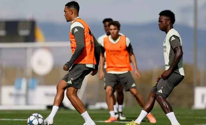 Alexander-Arnold hace una parte del trabajo con el grupo. Huijsen y Ceballos siguen al margen