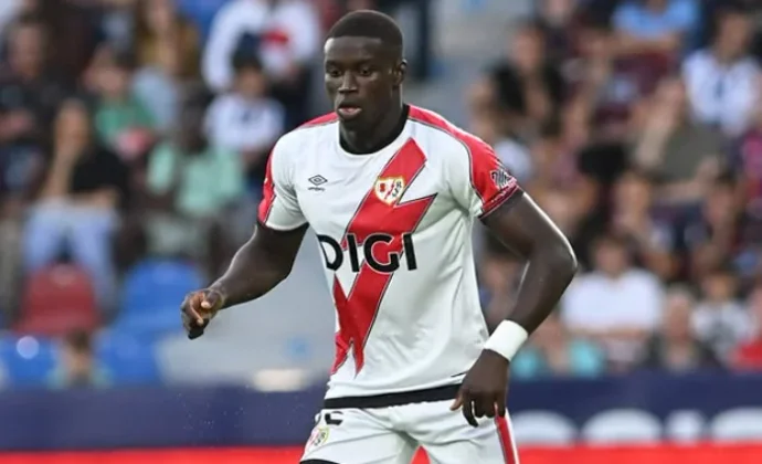 Nobel Mendy roza el sobresaliente en su debut con la franja