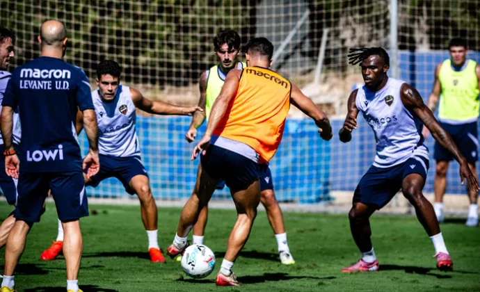 Sesión de recuperación en Bunyol sin Carlos Álvarez y con cuidados para varios futbolistas