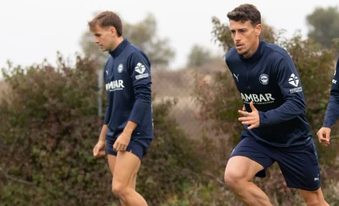 El Alavés entrena con la única baja de Garcés