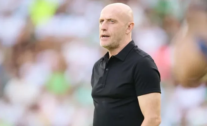 Calero medita su pareja de centrales para frenar el juego aéreo del Mallorca