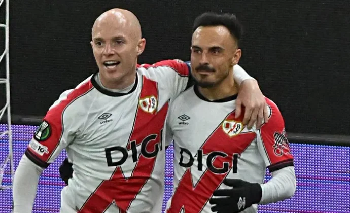 La amenaza se cierne sobre Pathé Ciss, Álvaro García e Isi