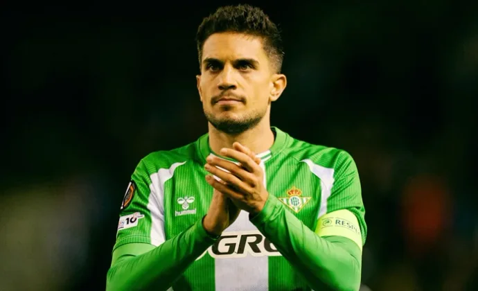 Bartra vuelve con rendimiento inmediato y es una opción seria al once