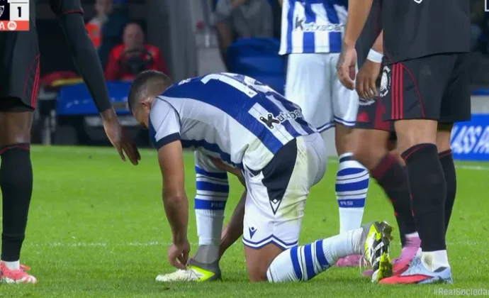 Yangel Herrera pide el cambio por molestias durante el partido contra el Sevilla