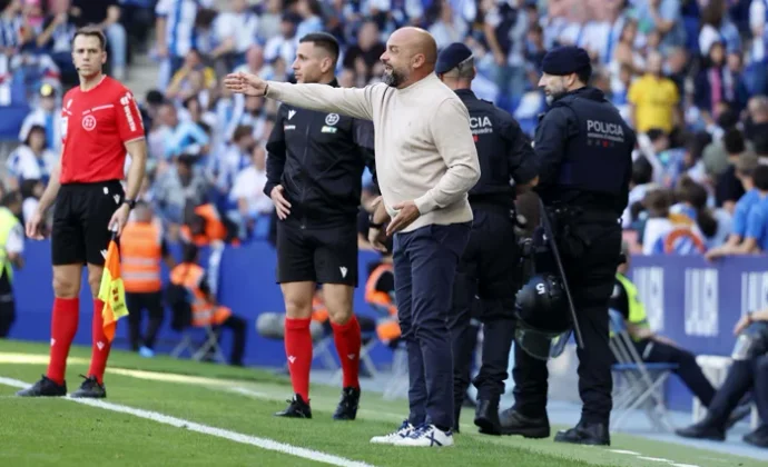 Manolo endereza al equipo revolucionando la banda derecha