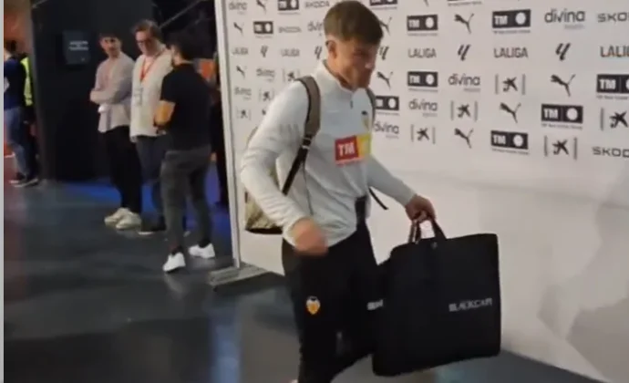 Lucas Beltrán sale de Mestalla cojeando tras un fuerte pisotón