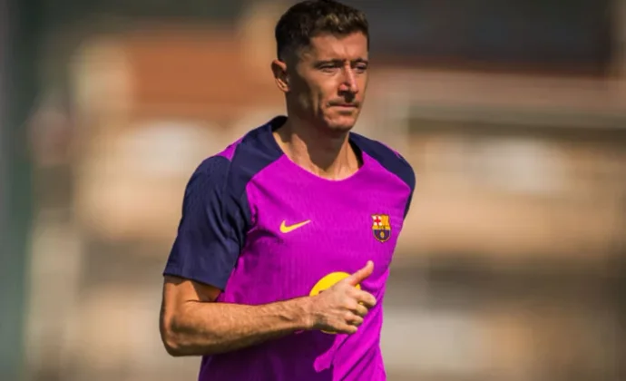 Lewandowski se suma al grupo en la primera sesión de la semana