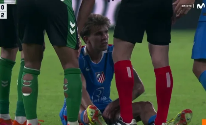 Pablo Barrios pide el cambio en La Cartuja por molestias en el aductor