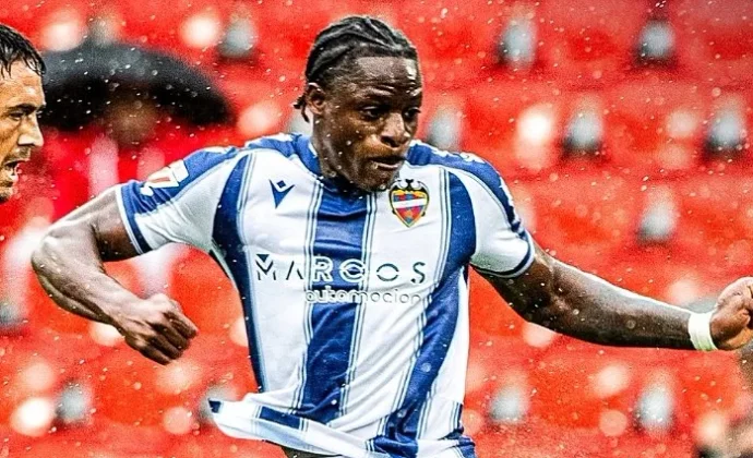 Etta Eyong sigue cabalgando sobre su unicornio rosa