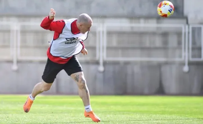 Mumin, Nteka y Luiz Felipe trabajan al margen en la última sesión