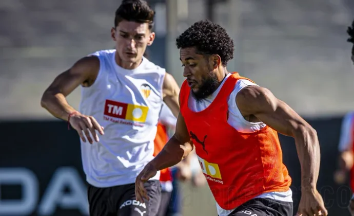 El Valencia retoma los entrenamientos con cinco bajas, Pepelu recuperado y pendientes de Duro