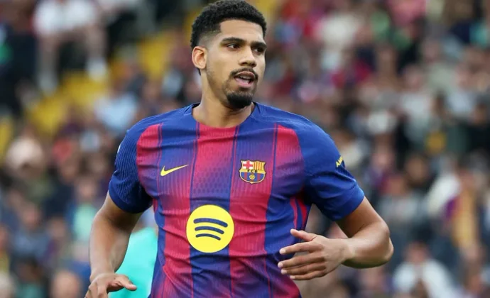 Ronald Araújo gustó en el Clásico y genera dudas a Flick