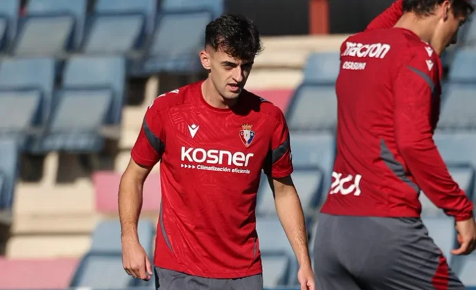 Aimar Oroz vuelve al grupo y Víctor Muñoz se retira con molestias