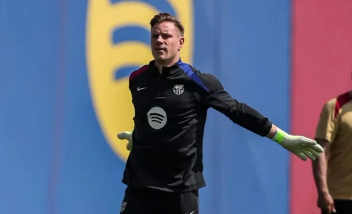 Ter Stegen ya entrena sobre el césped y medita su futuro en el Barça