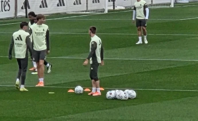 Mastantuono empieza el entrenamiento del viernes con el grupo