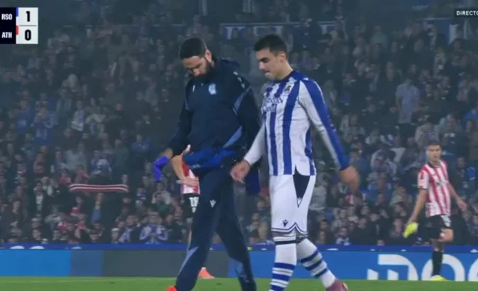 Barrenetxea se retira con molestias del partido contra el Athletic Club