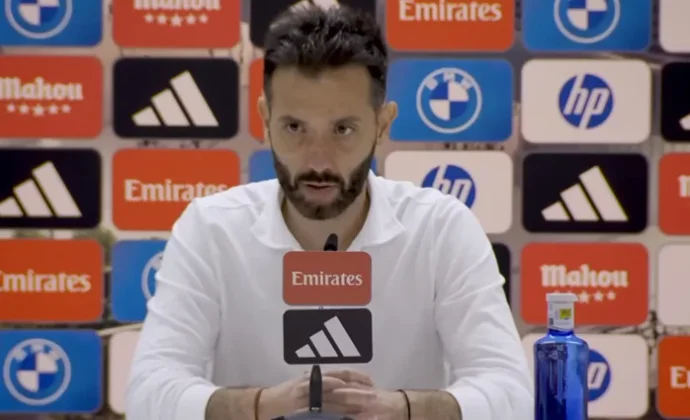 Corberán lamenta la dura derrota, explica los cambios de sistema y la suplencia de Javi Guerra