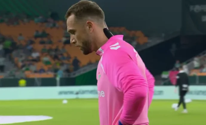 Pau López se cae del once por molestias en el calentamiento