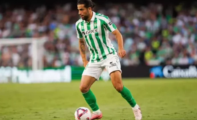 Ricardo Rodríguez, sustituido por una contractura y Antony por precaución