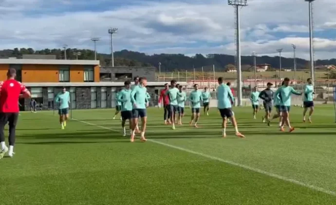 Nico Williams e Íñigo Lekue se prueban con el grupo. Sancet y Yuri sufren molestias